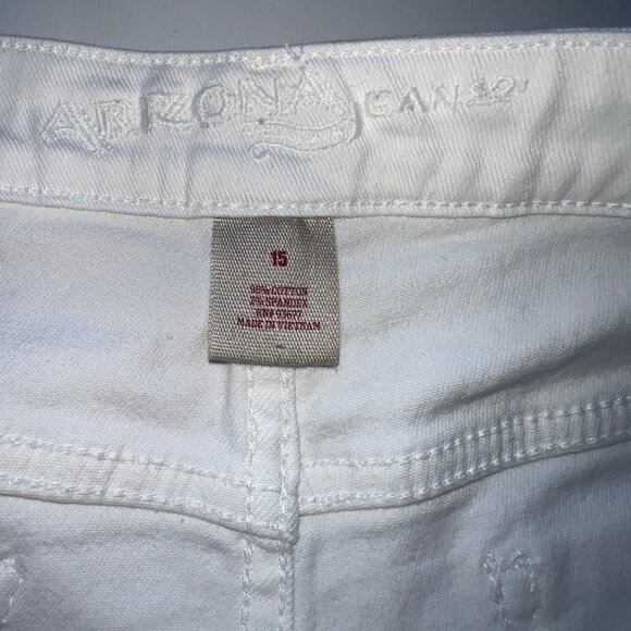 Arizona White Distressed Denim Frayed Hem Shorts Womens Size 15 - Picture 5 of 6